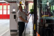 Geladen werden die e-Busse in der BSU-Garage