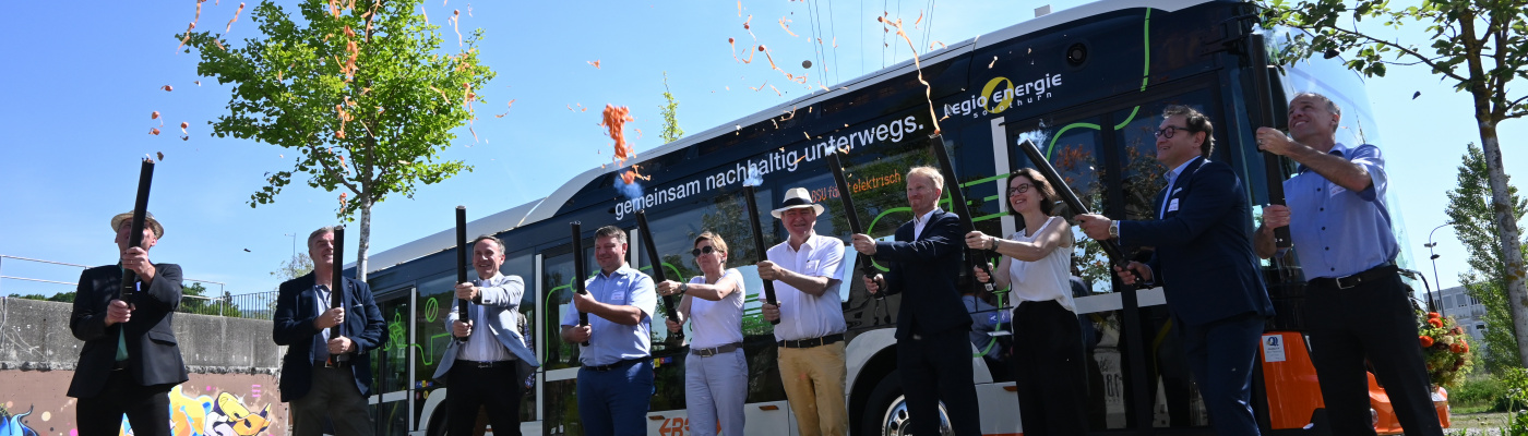 der neue e-Bus wird feierlich eingeweiht