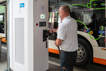 Die e-Busse werden über Nacht in der BSU-Garage geladen